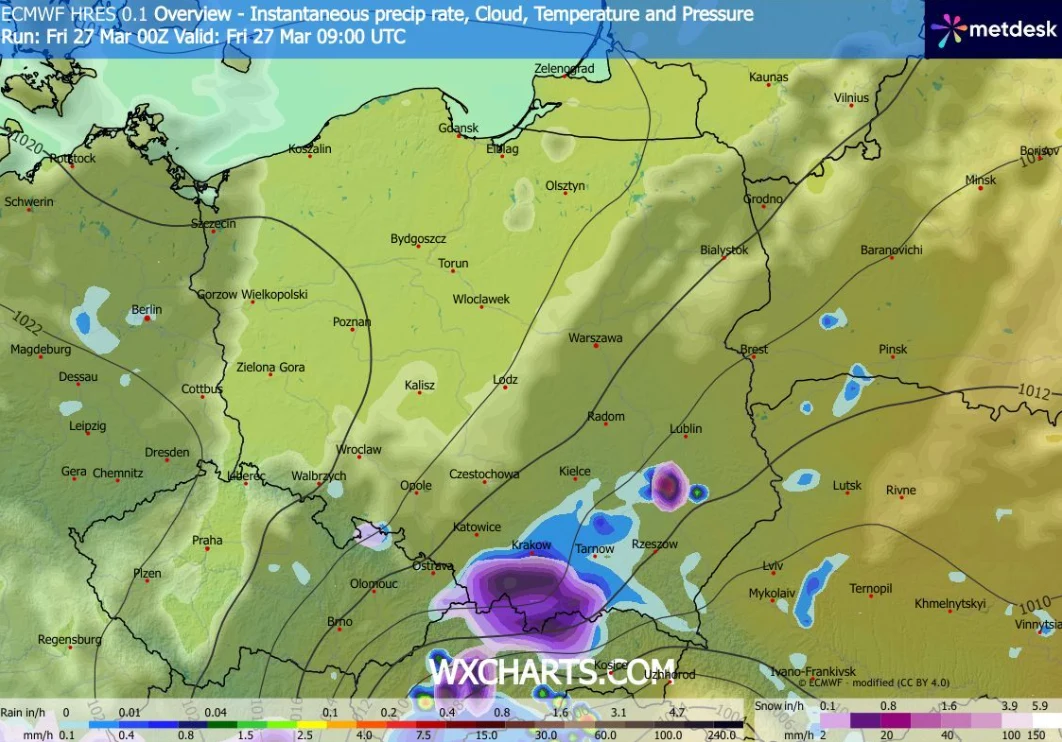 Mapa pogodowa Polski z wyraźnie zaznaczonymi strefami opadów, gdzie największe natężenie opadów w postaci intensywnej burzy występuje na południu kraju w okolicach Katowic i Krakowa, widoczne również zachmurzenie oraz różnice temperatur przedstawione k...