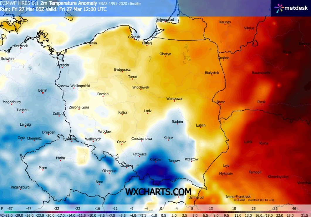mapa Polski z zaznaczonymi anomaliami temperatury, wyraźny podział na chłodniejsze zachodnie i południowe regiony (odcienie niebieskiego) oraz cieplejsze wschodnie i północno-wschodnie obszary kraju (odcienie pomarańczowego i czerwonego), główne miasta...