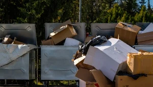 Co zrobić, gdy nieposkładane kartony sąsiada przepełniają kosze? 