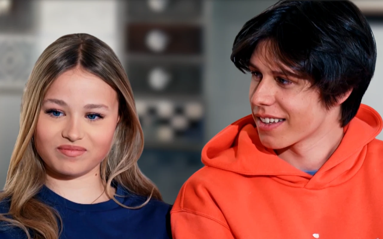 Oliwia Gołaś, młodsza siostra Michała Gołasia, również paranarciarka Dwoje młodych ludzi siedzi obok siebie, dziewczyna o długich blond włosach i chłopak w pomarańczowej bluzie patrzący na nią z uśmiechem, oboje wyglądają na zrelaksowanych i szczęśliwych.