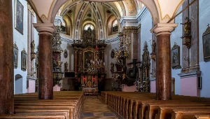 W pobliżu ołtarza znajduje się zaskakujący obiekt