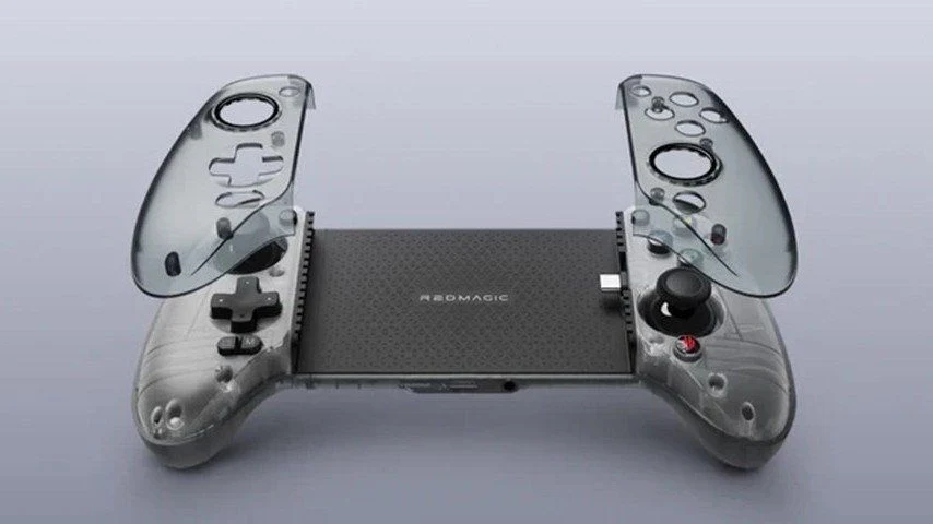 konsola do gier z rozkładanymi, przezroczystymi panelami po bokach, widoczny centralny element z logo REDMAGIC oraz klasyczne przyciski i joysticki na uchwytach