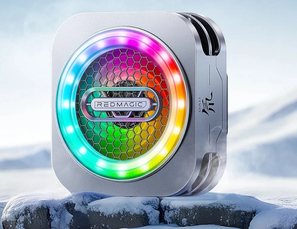 metaliczna, kwadratowa chłodnica z logo RedMagic pośrodku, otoczona podświetleniem RGB, z heksagonalną siatką i efektownym światłem na tle lodowych skał oraz mroźnego krajobrazu
