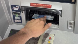 Bankomat. Wypłata pieniędzy. 50 zł. Gotówka.
