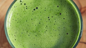 Na włosy i skórę jest lepsza od kolagenu, pomaga przy anemii. Najlepszy przepis na sok z pokrzywy