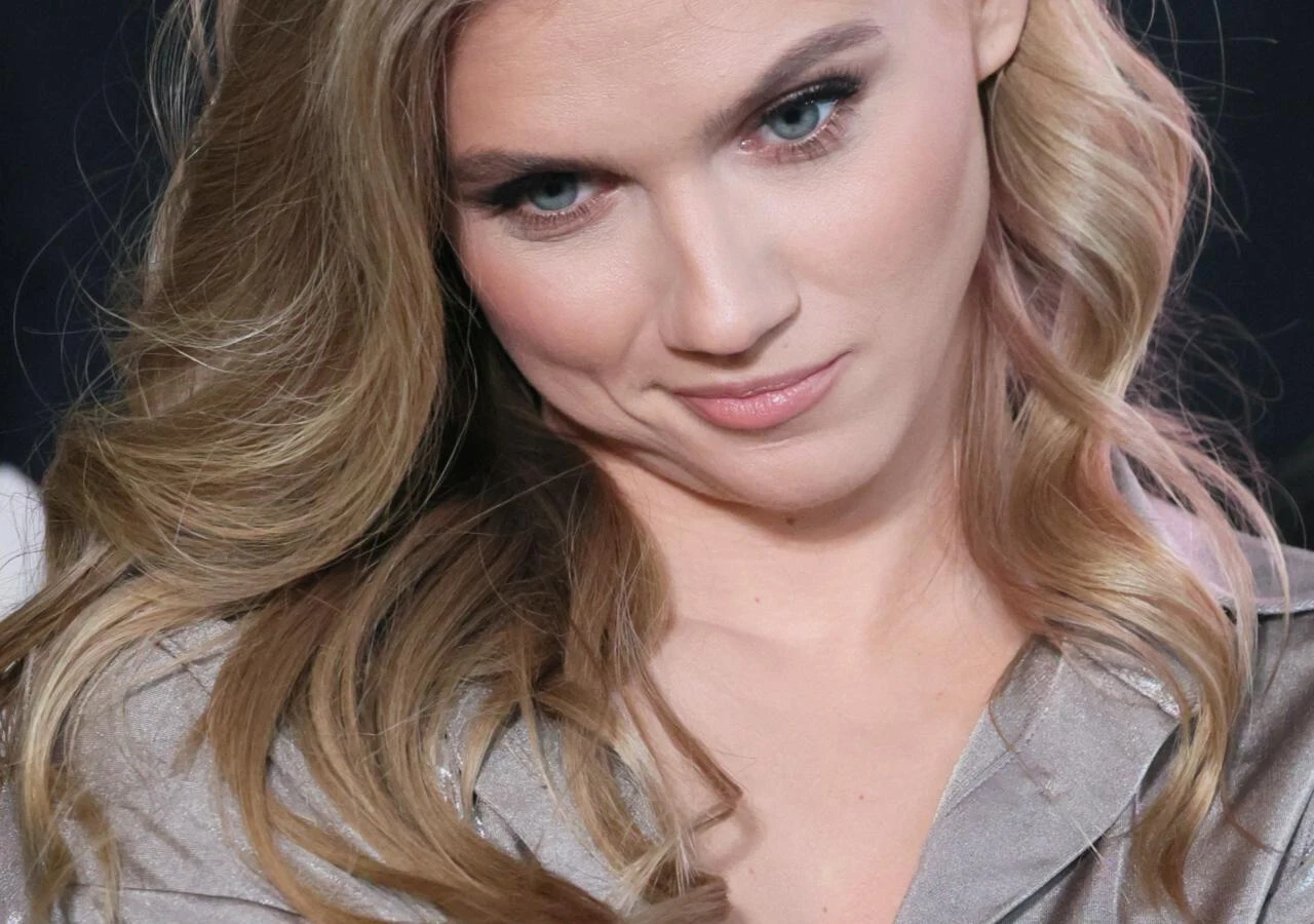 Agnieszka Kaczorowska Agnieszka Kaczorowska w srebrzystej koszuli z długimi blond włosami i jasną cerą, patrzy lekko w dół.