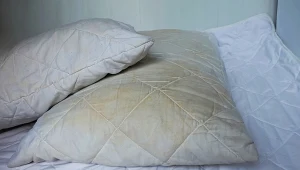 Jak pozbyć się żółtych plam z poduszek?