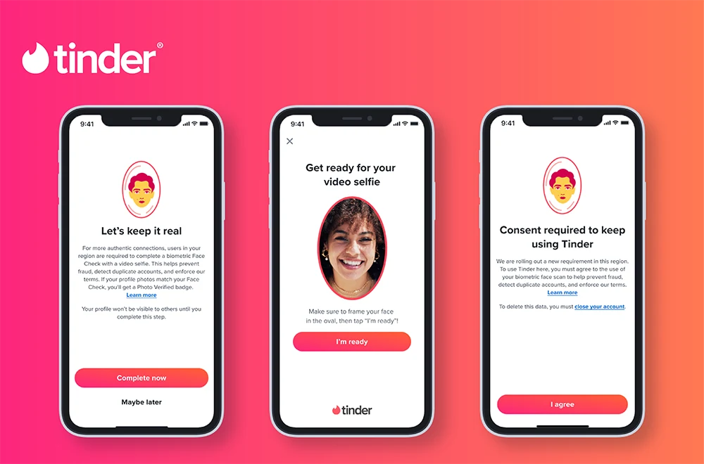 Trzy smartfony na tle gradientu różowo-pomarańczowego, każdy z ekranem wyświetlającym interfejs aplikacji Tinder dotyczący weryfikacji wideo selfie i zgody użytkownika; na środkowym ekranie widoczna kobieta przygotowująca się do nagrania selfie, a w do...