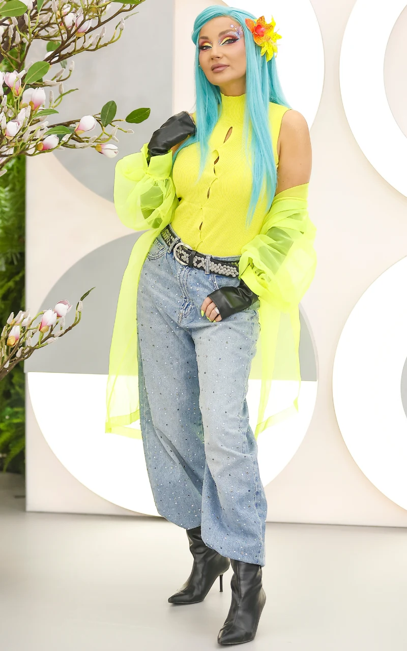 Cleo zaprezentowała swój nowy teledysk do utworu "Kolory lata" w "halo tu polsat" kobieta z długimi, niebieskimi włosami oraz żółtym kwiatem we włosach, ubrana w neonowy żółty top bez rękawów, przezroczystą narzutkę, szerokie dżinsy z ozdobami i czarne botki na obcasie, dodatkowo ma czarne rękawiczki