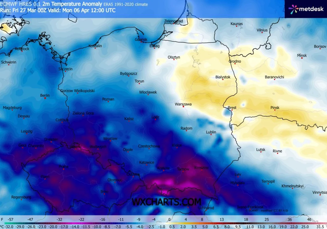 Mapa Europy Środkowej z zaznaczonymi anomaliami temperatury z wyraźnym ochłodzeniem w zachodniej i południowej Polsce, przedstawionym odcieniami niebieskiego i fioletowego, oraz wyraźnie cieplejszym obszarem wschodniej Polski, zaznaczonym na żółto; wid...