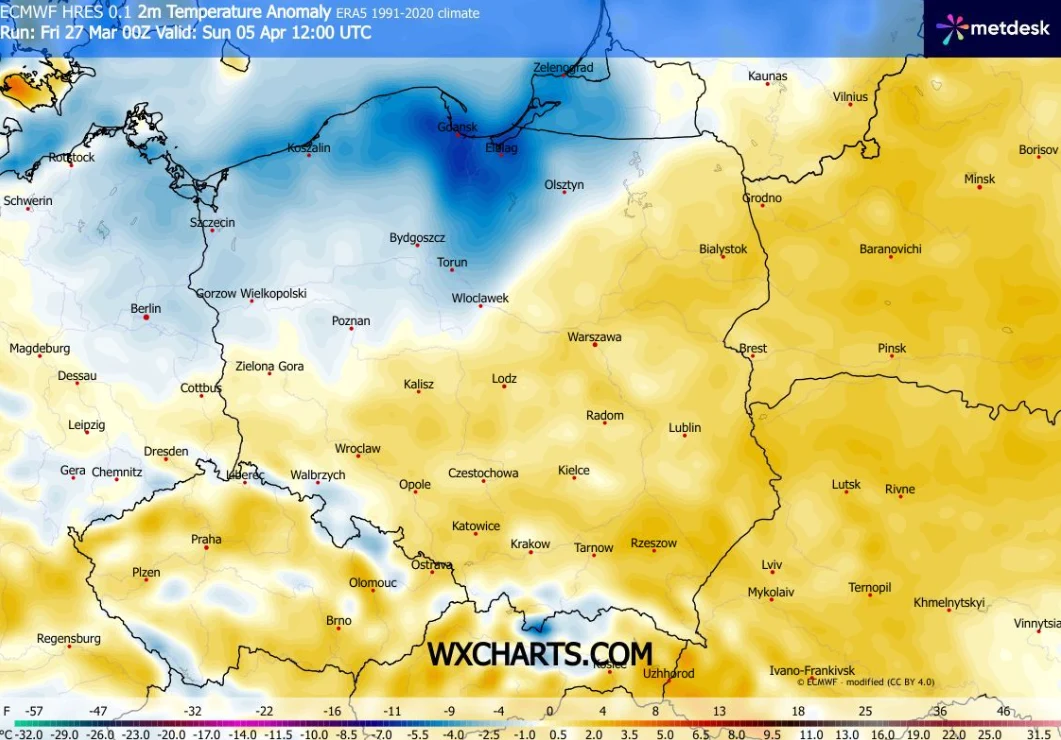 mapa Polski z oznaczonymi anomaliami temperatury, gdzie północno-zachodnia część kraju wyróżnia się niebieskim kolorem wskazującym na obszar z niższą temperaturą niż norma, podczas gdy pozostałe regiony są zaznaczone na żółto i pomarańczowo, co oznacza...