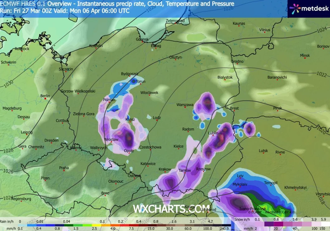 Mapa pogodowa Polski z zaznaczonymi obszarami intensywnych opadów, szczególnie w centralnej, południowej i wschodniej części kraju, wyróżnionych fioletowymi i niebieskimi kolorami na tle izobar i konturów regionów.