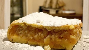 Do musu do szarlotki warto dodać nieco mąki ziemniaczanej, która wchłonie nadmiar wody