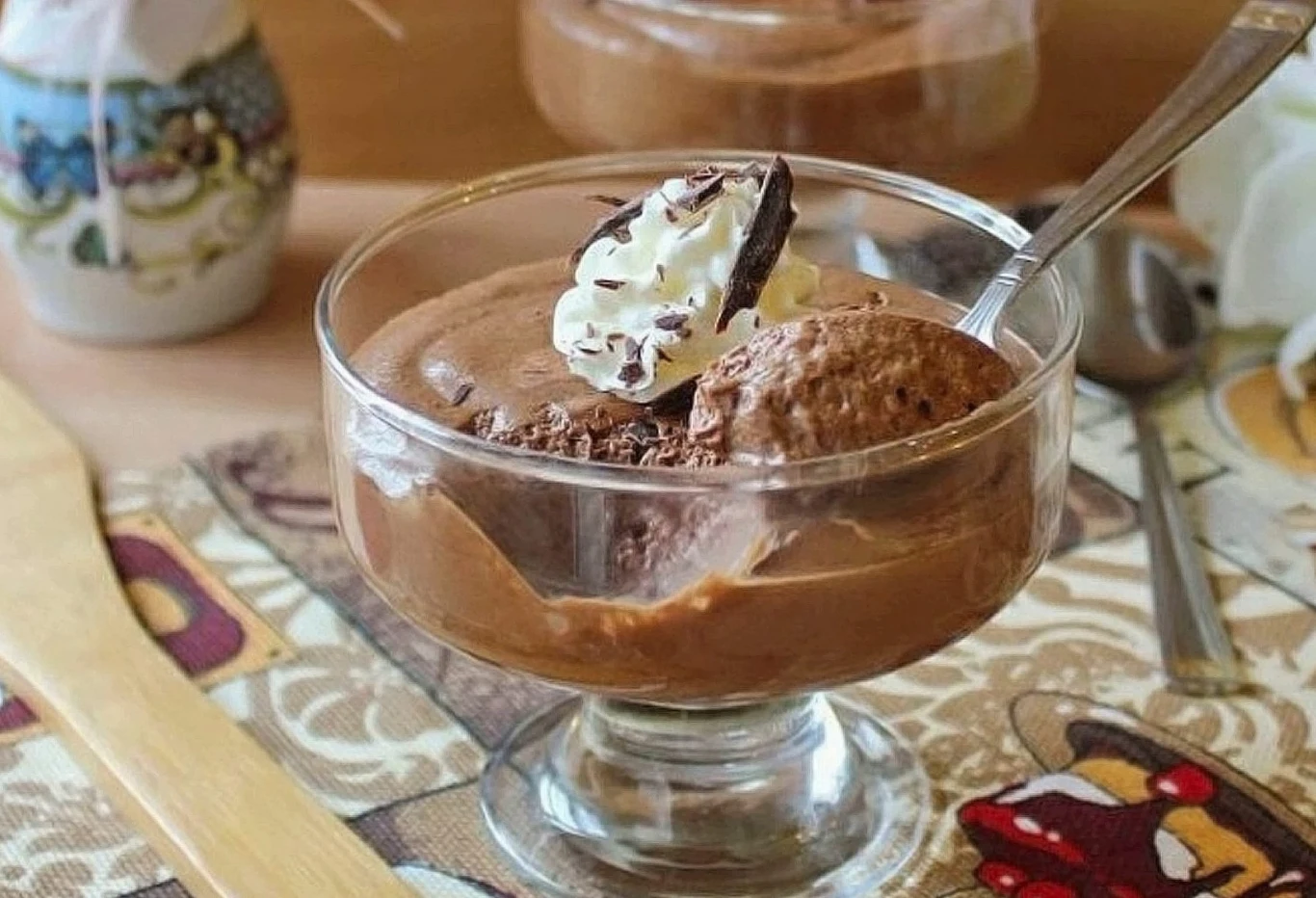 Ten pudding smakuje obłędnie Czekoladowy pudding z dodatkiem bitej śmietany, z czekoladową dekoracją.