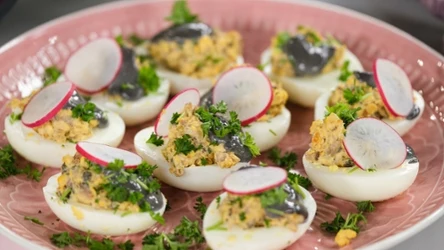 Faszerowane jajka to jedna z najmniej kalorycznych przekąsek na Wielkanocnym stole