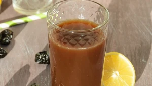 Sok z suszonych śliwek pobudza pracę jelit i dobrze działa na kości.