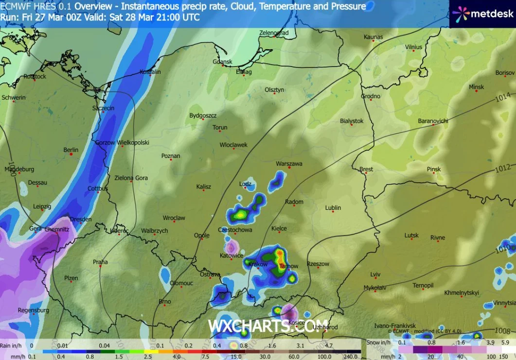 Mapa pogodowa Polski z wyraźnie zaznaczonym frontem opadów nad zachodnią częścią kraju oraz burzowymi komórkami deszczowymi w centralnej i południowej Polsce, w tym rejonach Warszawy, Częstochowy i Opola; legenda kolorystyczna informuje o natężeniu opa...