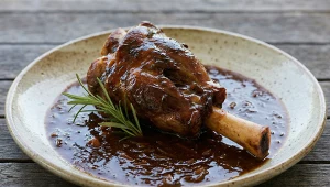 Pieczona gicz jagnięca z warzywami i winem