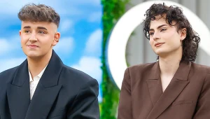 Dwie osoby siedzą obok siebie, obie ubrane w eleganckie, oversize'owe marynarki; w tle widoczne jest niebieskie niebo i zielone elementy dekoracyjne.