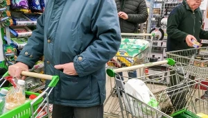 Te osoby przy kasie mają pierwszeństwo. Wielu o tym zapomina