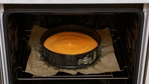 Warto wiedzieć, w jakiej temperaturze piec sernik, żeby nie popękał.