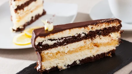 Zrób od razu dwie blaszki. To ciasto goście zjedzą do ostatniego okruszka