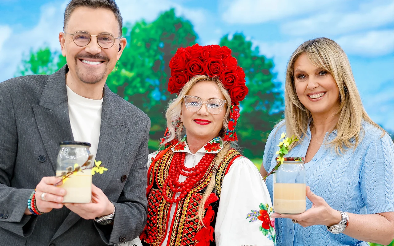Krzysztof Ibisz, Beata Gurzyńska i Ewa Wachowicz Beata Gurzyńska w stroju ludowym oraz Krzysztof Ibisz i Ewa Wachowicz prezentujący słoiki z domowym zakwasem.