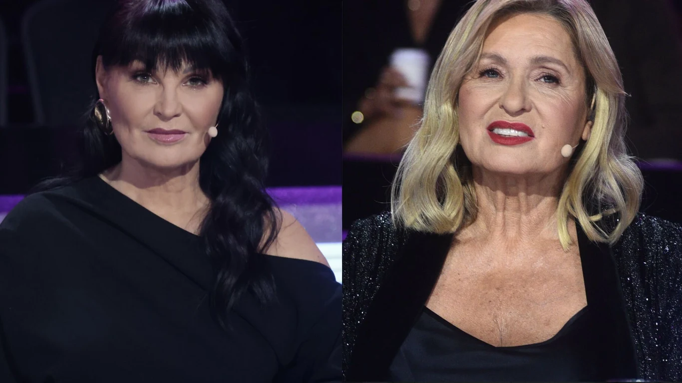 Iwona Pavlović i Ewa Kasprzyk Iwona Pavlović i Ewa Kasprzyk w czarnych kreacjach, siedzą obok siebie z przypiętymi mikrofonami.