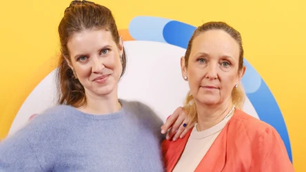 Wiktoria Wolańska w błękitnym swetrze oraz Katarzyna Wolańska w pomarańczowej marynarce na tle logo "halo tu polsat".