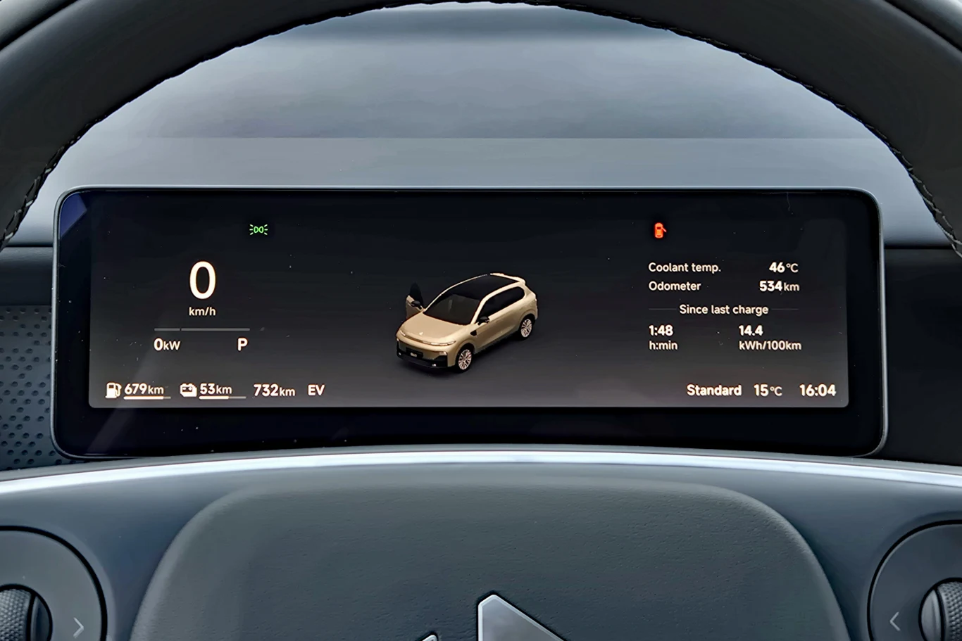 Cyfrowy wyświetlacz samochodu elektrycznego z wizualizacją pojazdu, informacjami o zasięgu, stanie naładowania akumulatora, prędkości, temperaturze płynu chłodzącego oraz szczegółowym zestawieniem parametrów dotyczących ostatniego ładowania i przebiegu.