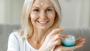 Podstawa w pielęgnacji skóry dojrzałej. Pięć kosmetyków, które odmładzają