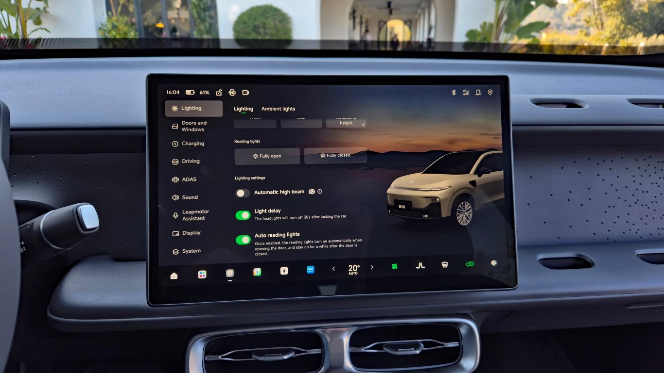 duży ekran dotykowy w samochodzie wyświetla menu ustawień z opcjami dotyczącymi oświetlenia wnętrza, wokół ekranu nowoczesna deska rozdzielcza z minimalistycznymi nawiewami powietrza