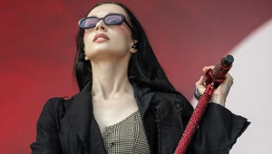 Gwiazda dostała polską flagę. Nie wiedziała, w którą stronę ją obrócić