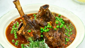 Pieczona gicz jagnięca z warzywami i winem