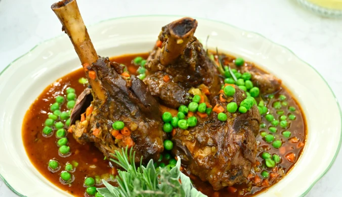 Pieczona gicz jagnięca z warzywami i winem