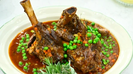 Pieczona gicz jagnięca z warzywami i winem