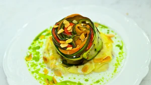 Ratatouille – z czosnkowym purée i prażonymi migdałami