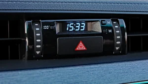 Zmiana czasu na letni. Jak przestawić godzinę w samochodzie?