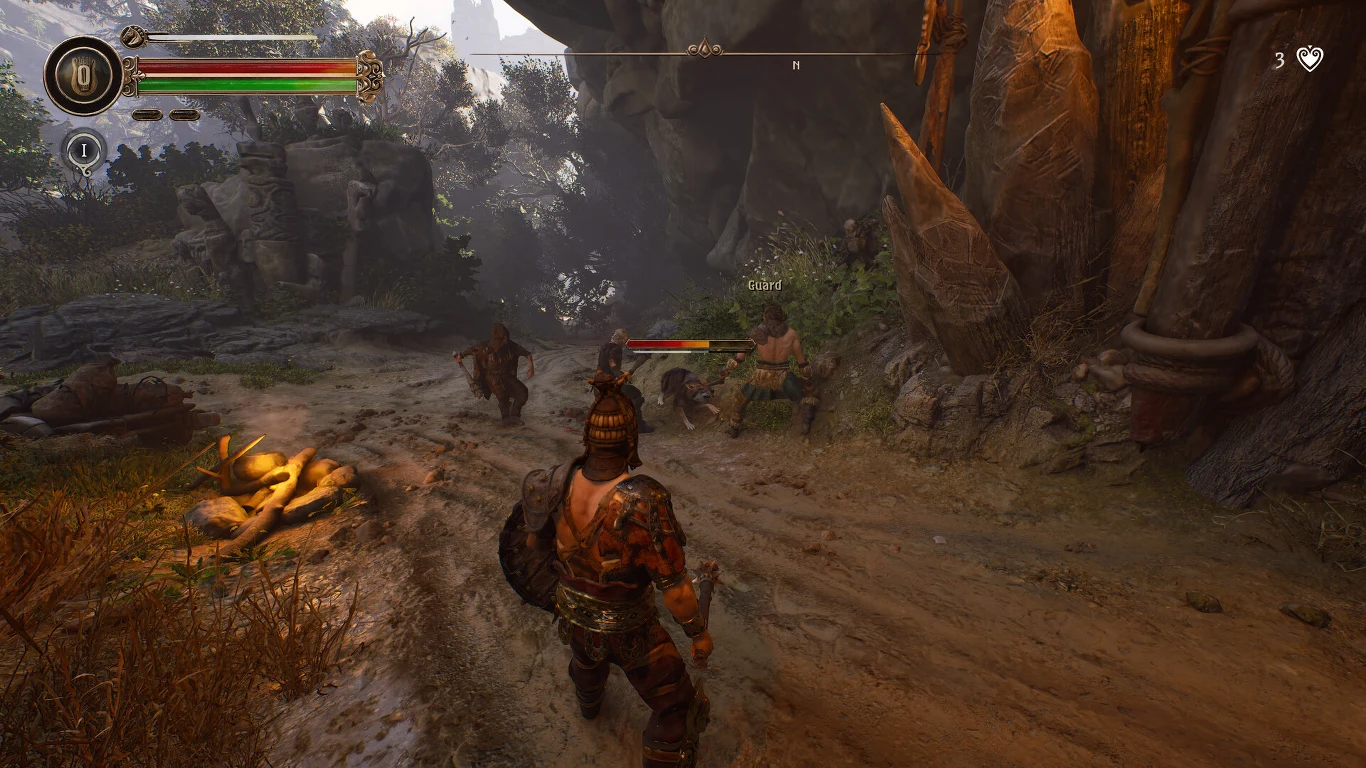 zbrojny wojownik uzbrojony w tarczę i miecz zbliża się do dwóch przeciwników walczących na leśnej ścieżce, z boku płonie ognisko, tło stanowią drzewa i skaliste formacje