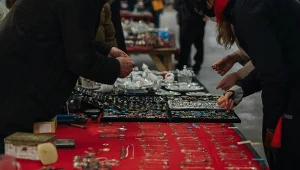 Biżuteria z cenionych marek i spółdzielni z czasów PRL osiąga dziś w internecie zawrotne kwoty