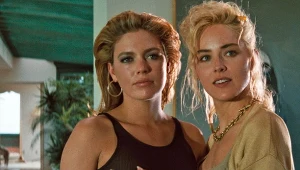 Leilani Sarelle i Sharon Stone w scenie z filmu "Nagi instynkt"