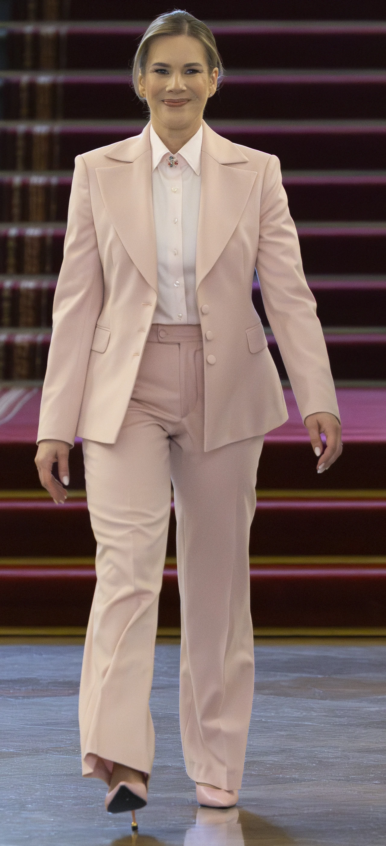 Marta Nawrocka w różowym garniturze