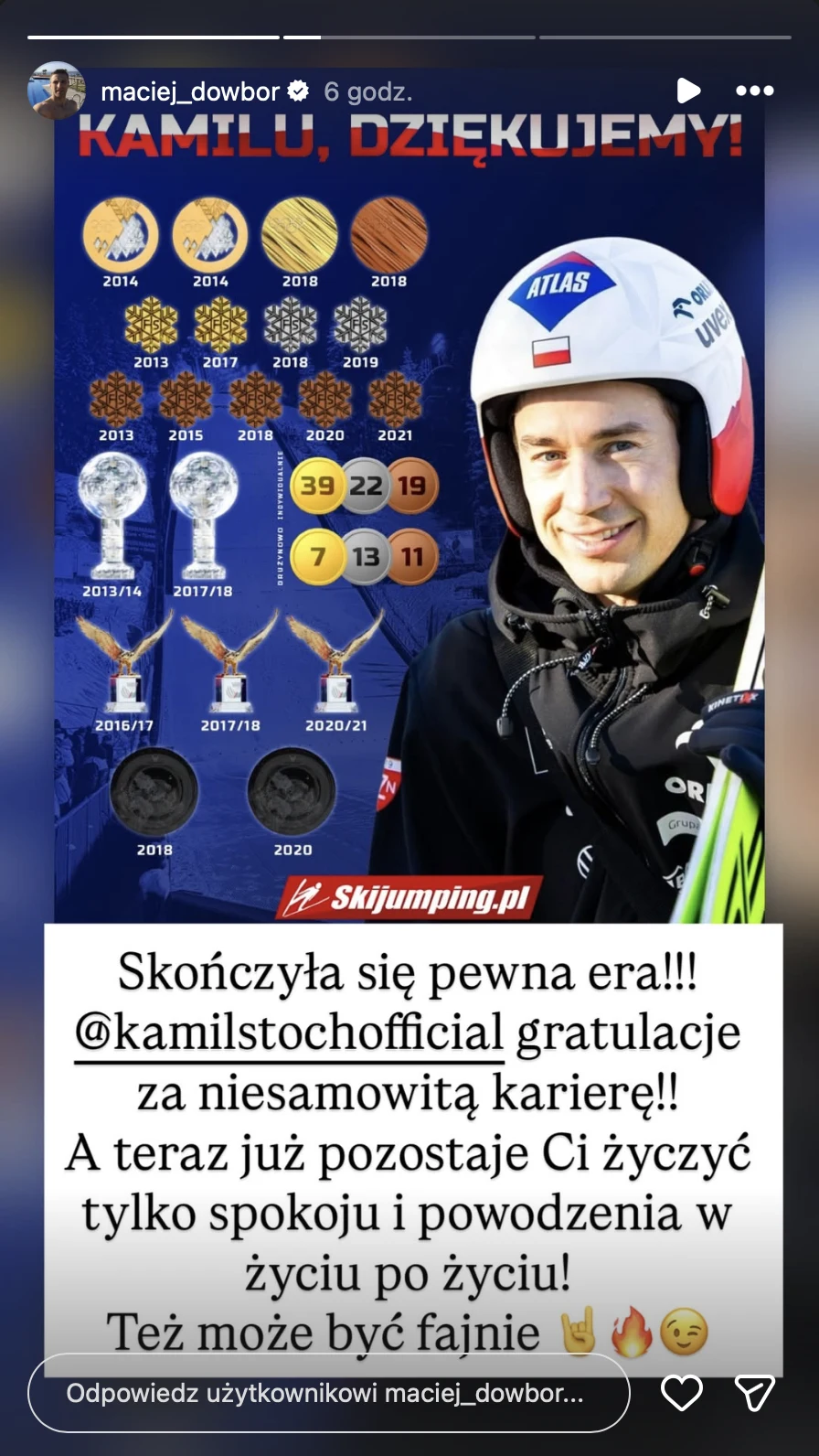 Uśmiechnięty skoczek narciarski w kasku i kombinezonie trzyma narty, w tle mozaika z medalami i trofeami ilustrująca jego sportowe osiągnięcia, a na dole widoczna wiadomość z gratulacjami i podziękowaniami za zakończoną karierę.