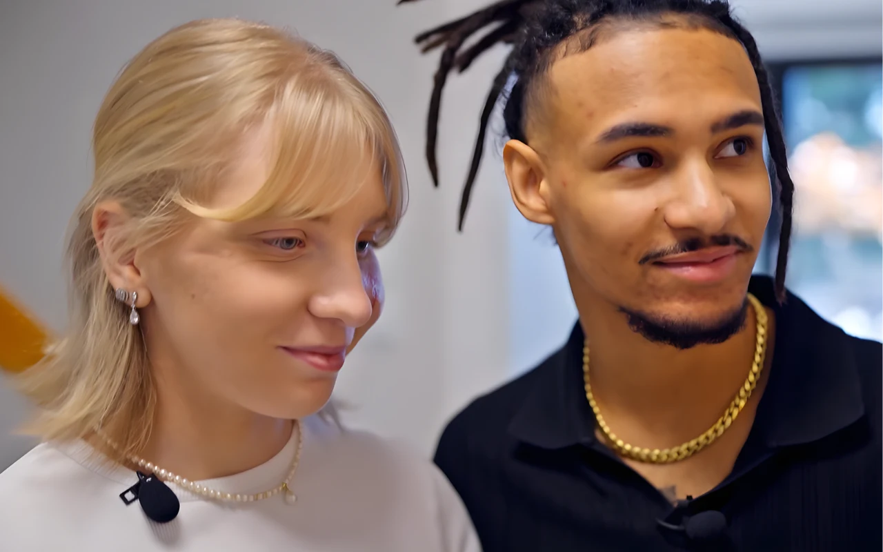 Kamila i Diané Sellierowie Kamila i Diané Sellierowie, obok siebie, w zbliżeniu, spoglądają w tę samą stronę, w jasnym wnętrzu.