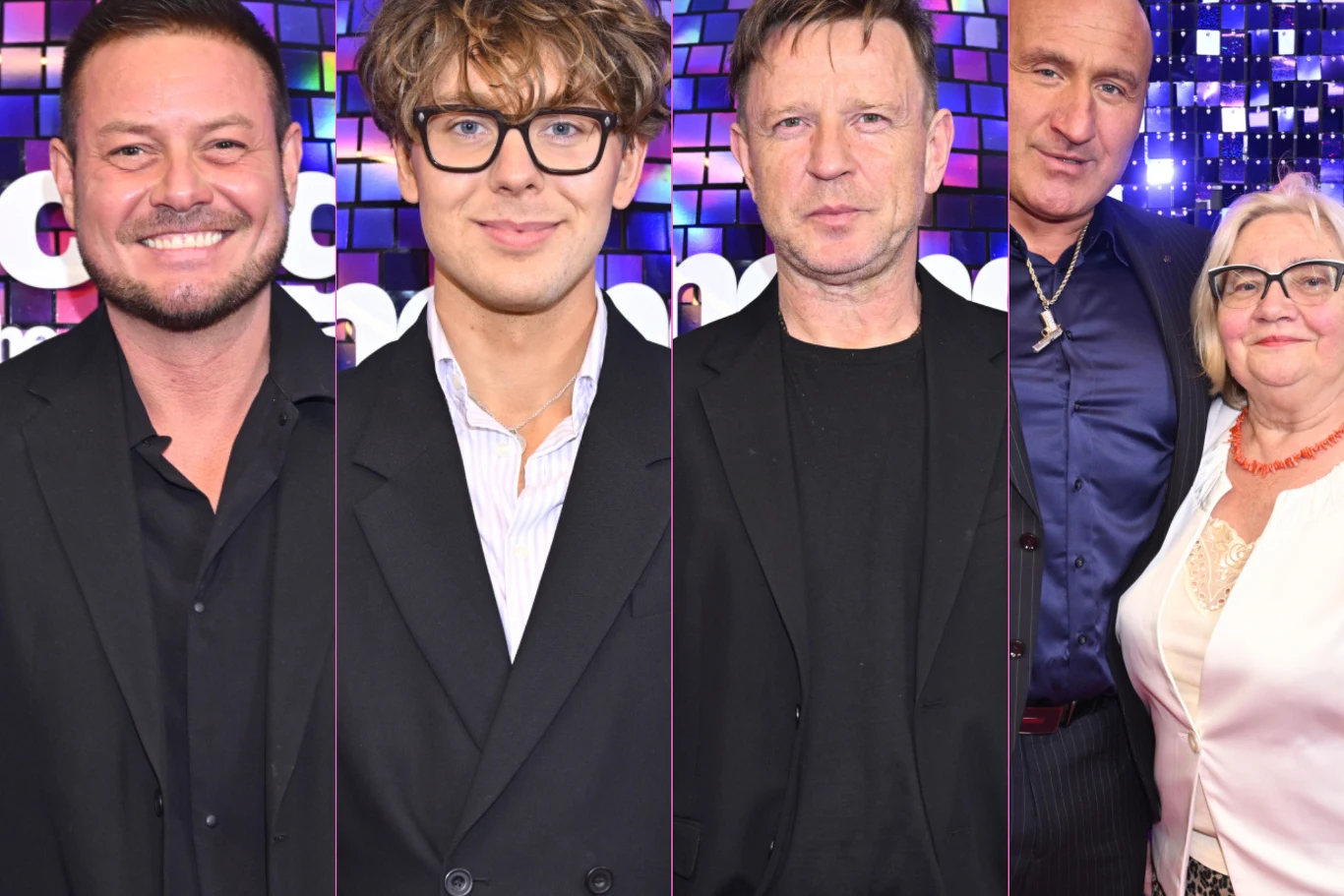 Grupa elegancko ubranych osób pozuje na tle fioletowo-niebieskiej ścianki z geometrycznym wzorem, trzech mężczyzn ubranych w czarne lub ciemne marynarki oraz para – mężczyzna w granatowej koszuli i kobieta w jasnym żakiecie z naszyjnikiem.