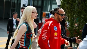 Anya Taylor-Joy i Lewis Hamilton w padoku F1