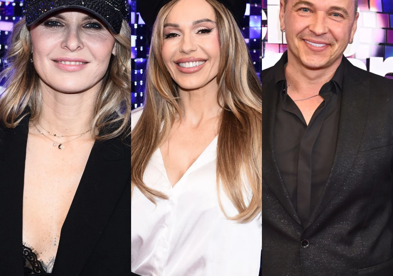 Trzy osoby ubrane elegancko stoją na tle fioletowo-niebieskiej dekoracji z motywem prostokątów; pierwsza kobieta ma na sobie czarną czapkę z daszkiem i czarną marynarkę, druga kobieta ma długie jasne włosy i białą koszulę, a mężczyzna obok nosi czarną ...