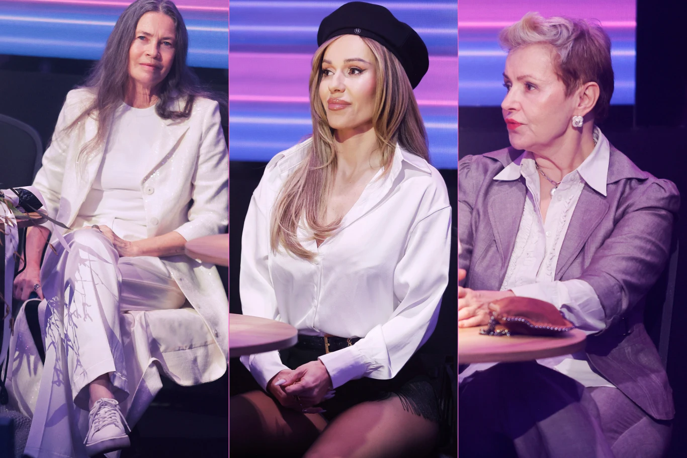 Trzy kobiety siedzą przy osobnych stolikach na scenie oświetlonej kolorowymi światłami; każda z nich ubrana jest elegancko, w różniących się stylach – jedna w białym garniturze i jasnych butach, druga w białej koszuli i czarnym berecie, trzecia w szary...