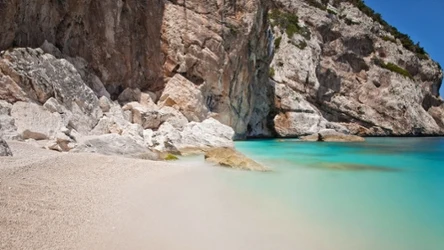 Cosma Smeralda, czyli Szmaragdowe Wybrzeże w północno-wschodniej części Sardynii zachwyca pięknymi plażami