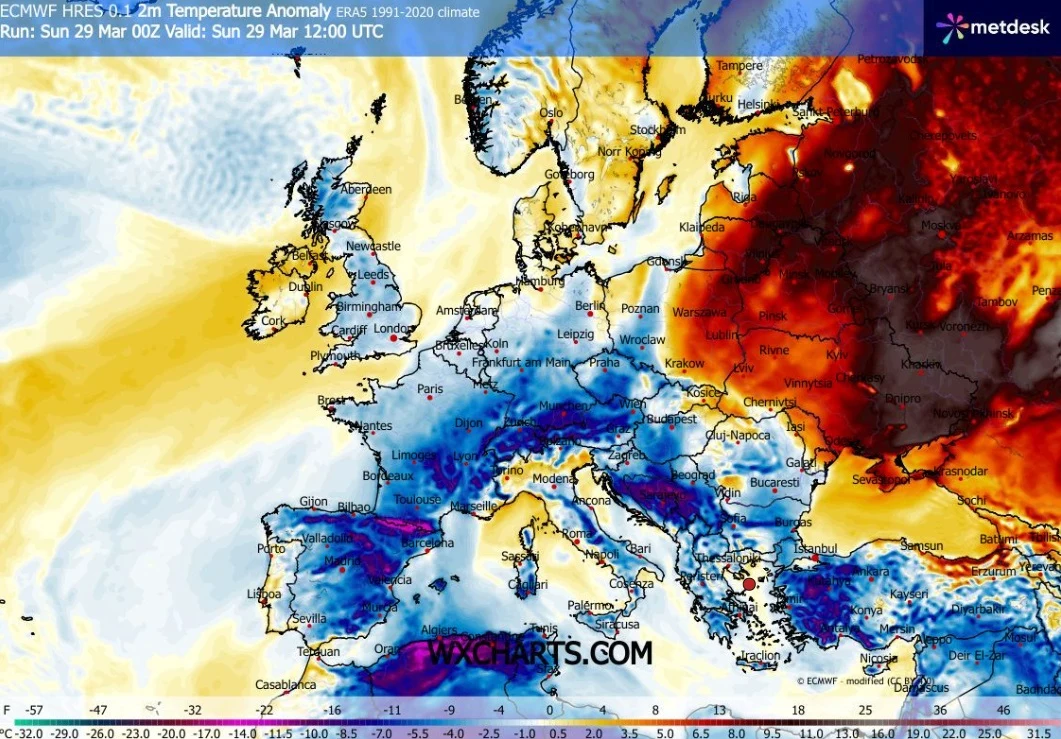 Mapa Europy przedstawiająca anomalie temperatury na tle normy z lat 1981-2010, z intensywnymi ciepłymi odcieniami czerwieni dominującymi w Europie Wschodniej i Północnej, kontrastującymi z chłodniejszymi niebieskimi tonami w Europie Zachodniej, Środkow...